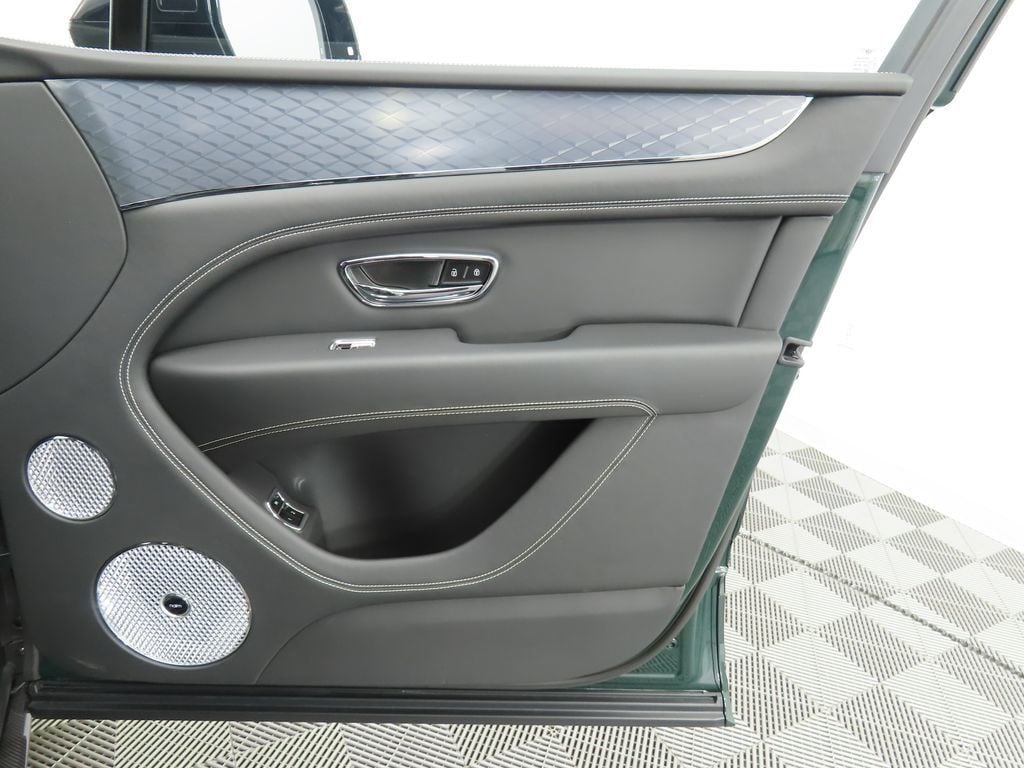 2025 Bentley Bentayga V8 photo 25