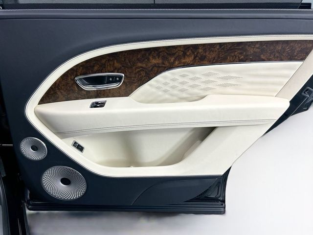 2025 Bentley Bentayga EWB V8 AWD - 22989350 - 25