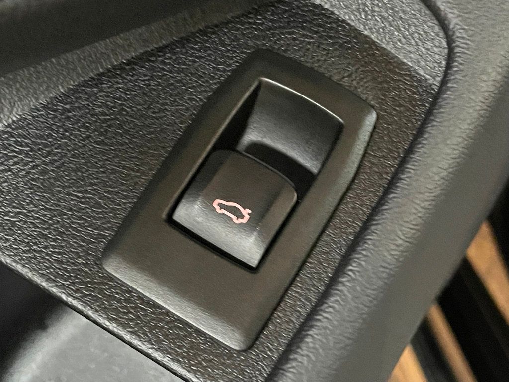 2025 BMW 3 Series 330i xDrive - 22957273 - 19