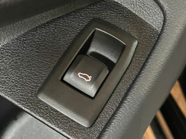 2025 BMW 3 Series 330i xDrive - 22957273 - 19