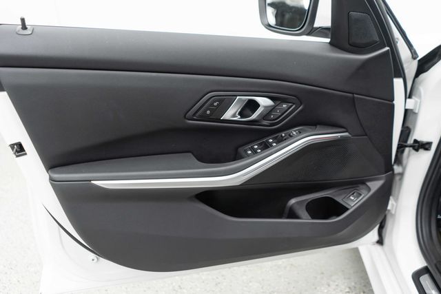 2025 BMW 3 Series 330i xDrive - 22923883 - 13