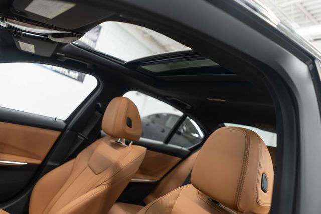 2025 BMW 3 Series 330i xDrive - 22958170 - 10