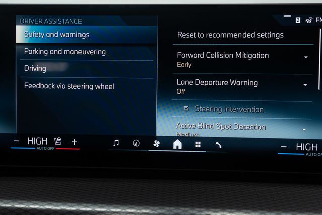 2025 BMW 3 Series 330i xDrive - 22958173 - 24