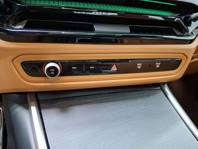 2025 BMW 3 Series 330i xDrive - 22991219 - 16