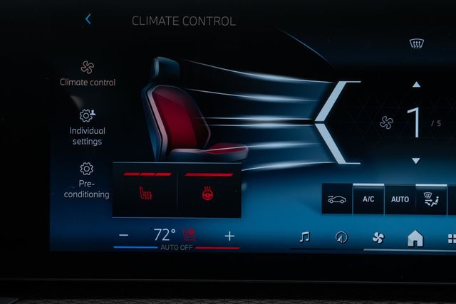 2025 BMW 3 Series 330i xDrive - 23012870 - 22