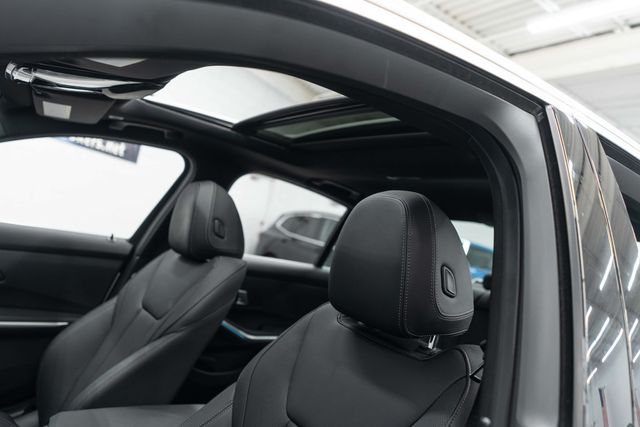 2025 BMW 3 Series 330i xDrive - 23012870 - 7