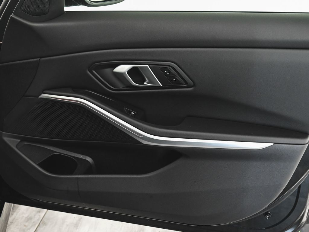 BMW 3 Series photo 11