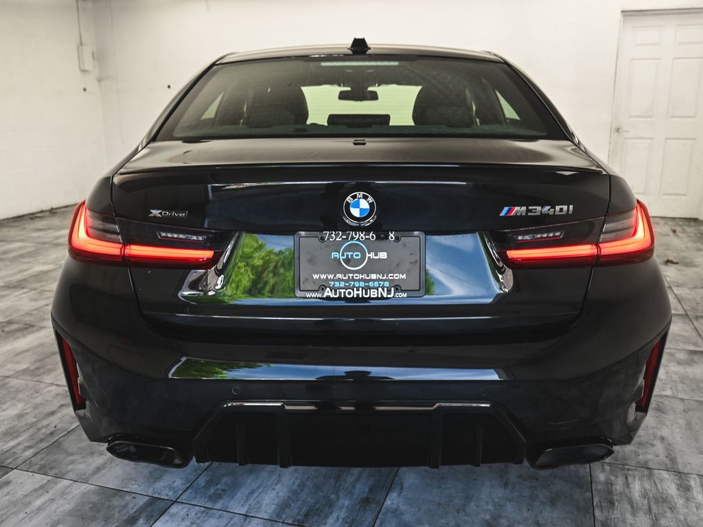 BMW 3 Series photo 5