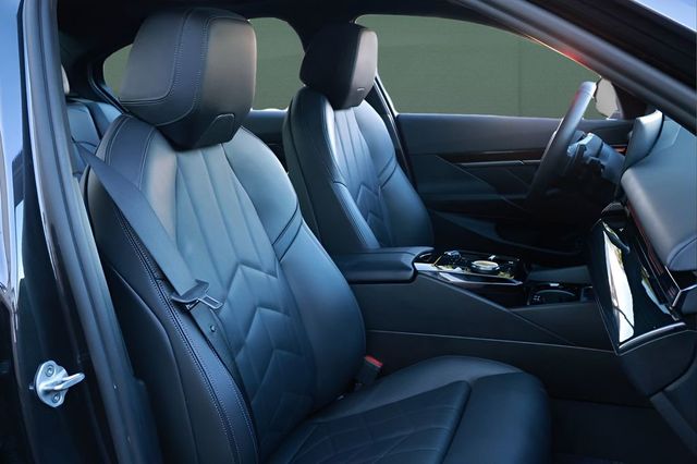 2025 BMW 5 Series 530i - 23044493 - 27