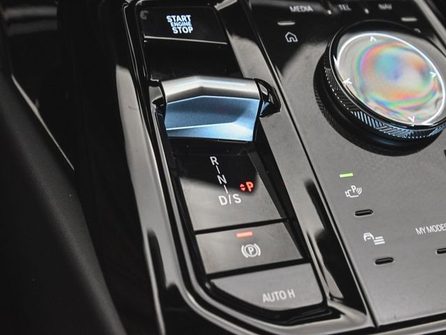 2025 BMW 5 Series 530i xDrive - 22915376 - 26