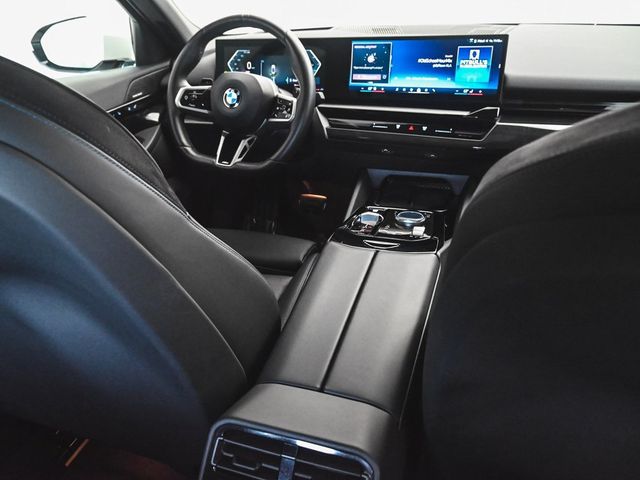 2025 BMW 5 Series 530i xDrive - 22915376 - 32