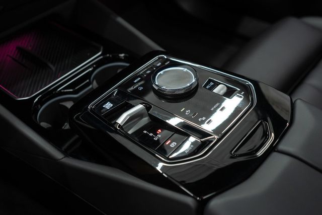 2025 BMW 5 Series 530i xDrive - 22885019 - 18