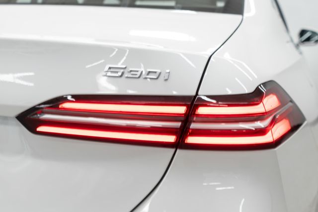 2025 BMW 5 Series 530i xDrive - 22885019 - 46