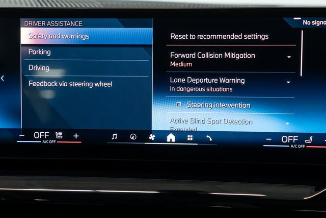 2025 BMW 5 Series 530i xDrive - 22961193 - 24