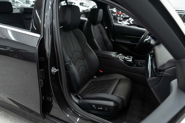 2025 BMW 5 Series 530i xDrive - 22961193 - 8