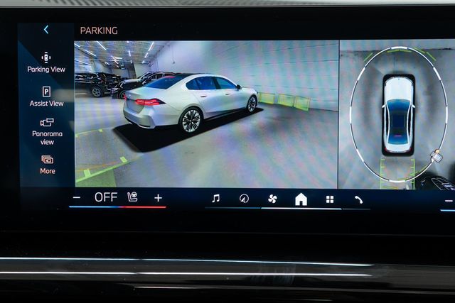 2025 BMW 5 Series 530i xDrive - 22963608 - 23