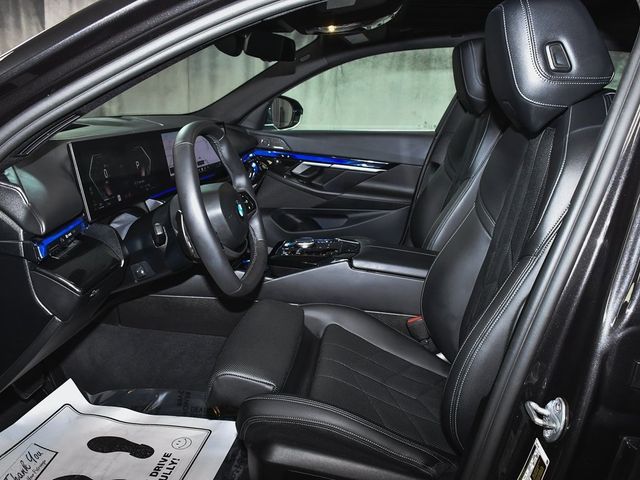 2025 BMW 5 Series 540i xDrive - 22956662 - 60