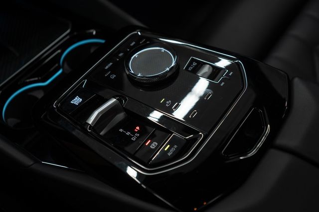 2025 BMW 5 Series 540i xDrive - 22929738 - 26