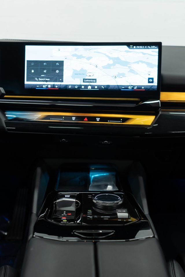 2025 BMW 5 Series 540i xDrive - 22929738 - 27