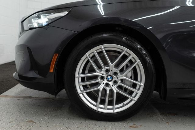 2025 BMW 5 Series 540i xDrive - 22929739 - 36