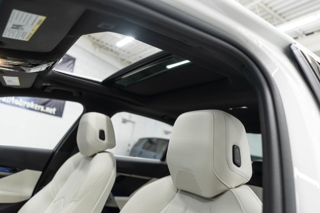 BMW 5 Series photo 10