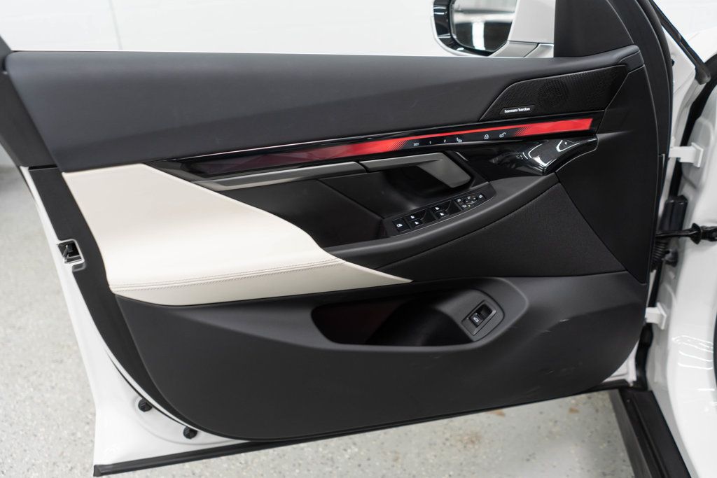 BMW 5 Series photo 12