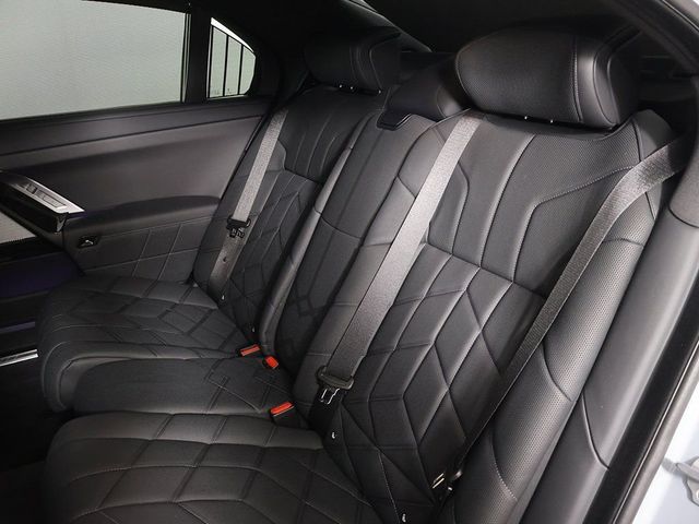 2025 BMW i7 xDrive60 - 23078992 - 32
