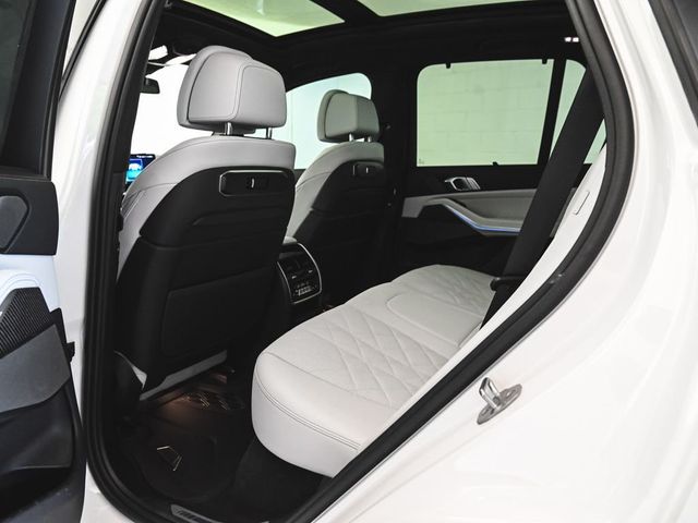 2025 BMW X5 M60i - 23039549 - 37
