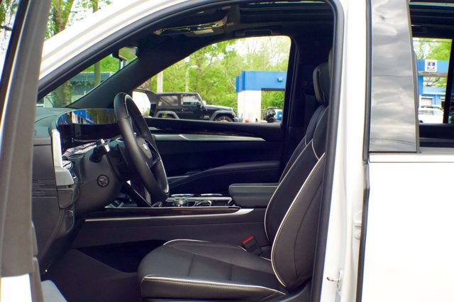 2025 Cadillac Escalade LocalTrade/Premium-Luxury/4WD/HeadsUpDisplay/PanoramicSunroof - 23008744 - 18