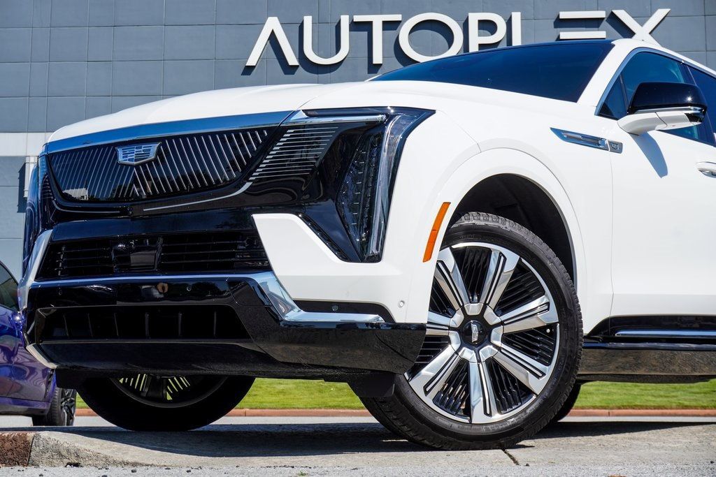 2025 Cadillac Escalade IQ Luxury photo 2