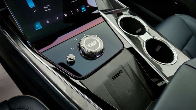 2025 Cadillac Escalade IQ AWD 4dr Luxury 2 with Rear Seat Entertainment System - 22942901 - 16