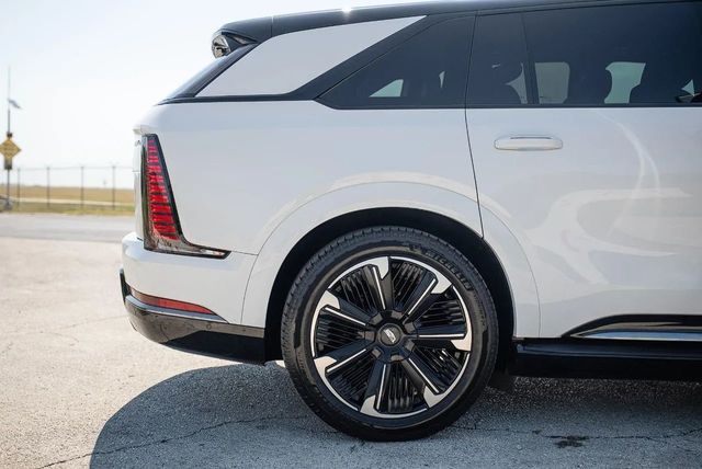 2025 Cadillac Escalade IQ AWD 4dr Sport 2 - 22938501 - 28