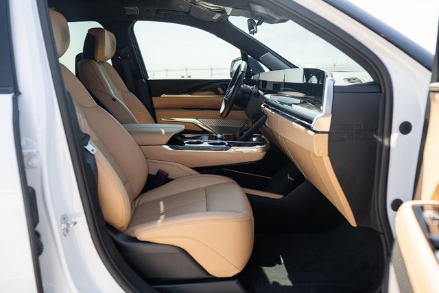 2025 Cadillac Escalade IQ AWD 4dr Sport 2 - 22938501 - 46