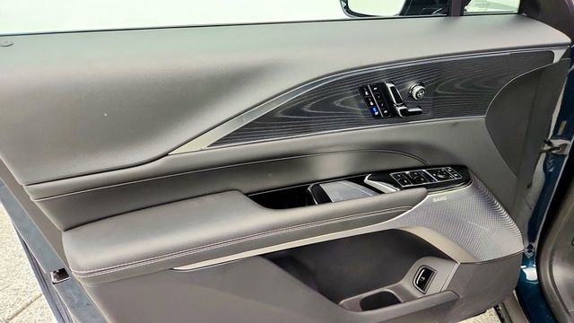 2025 Cadillac LYRIQ 4dr Luxury 3 w/ Panoramic Sunroof & Fast Charging - 23083935 - 10