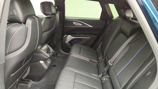 2025 Cadillac LYRIQ 4dr Luxury 3 w/ Panoramic Sunroof & Fast Charging - 23083935 - 19