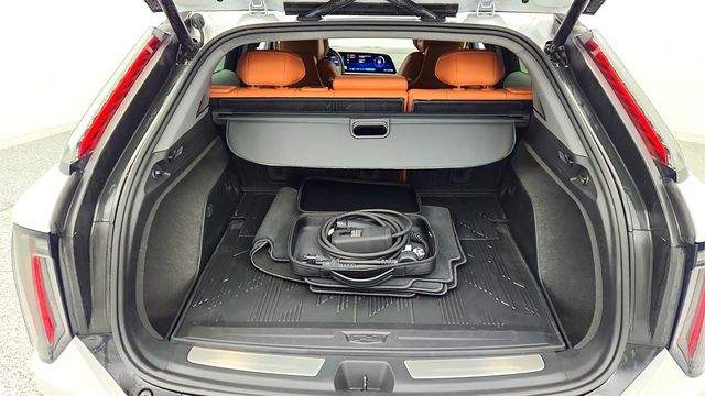 2025 Cadillac OPTIQ AWD 4dr Sport 2 (1SH) with 339 Miles of Range - 22964454 - 21