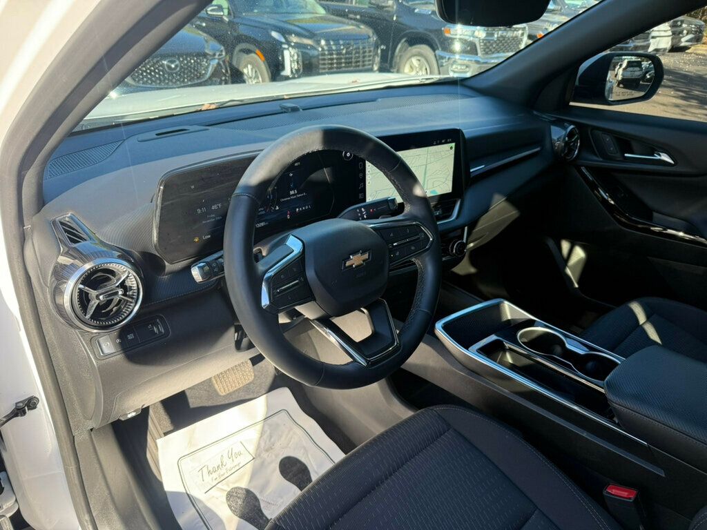 2025 Chevrolet Equinox photo 3