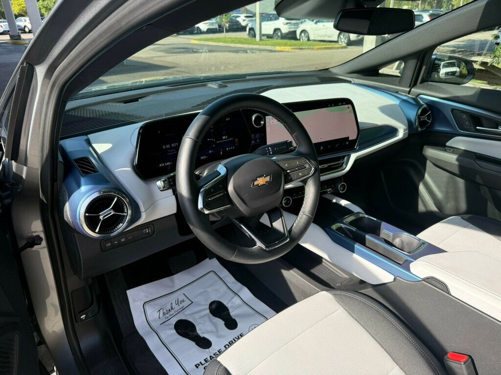2025 Chevrolet Equinox EV 1LT photo 3