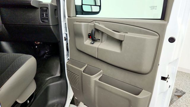 2025 Chevrolet Express Cargo Van RWD 2500 135'' w/ Chrome App Pkg & Cruise Control - 23038153 - 25