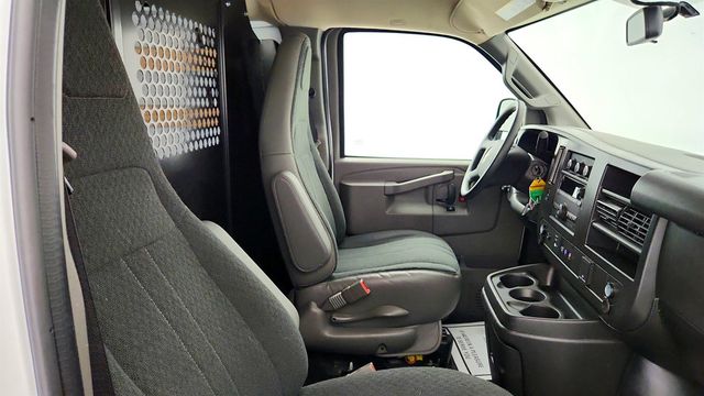 2025 Chevrolet Express Cargo Van RWD 2500 135'' w/ Chrome App Pkg & Cruise Control - 23038249 - 24