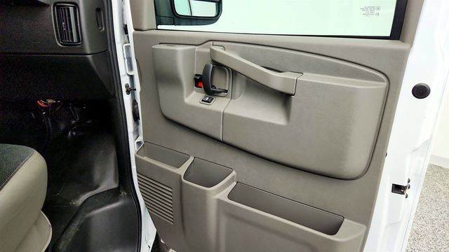 2025 Chevrolet Express Cargo Van RWD 2500 135'' w/ Chrome App Pkg & Cruise Control - 23038249 - 26