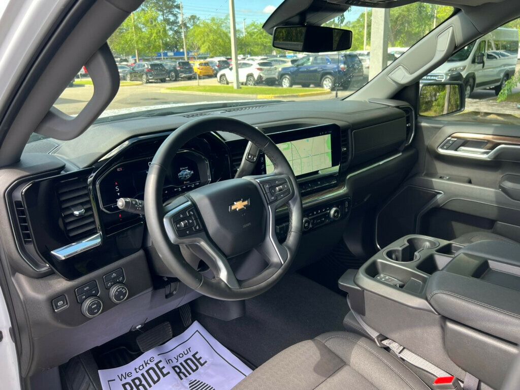 2025 Chevrolet Silverado 1500 LT photo 3