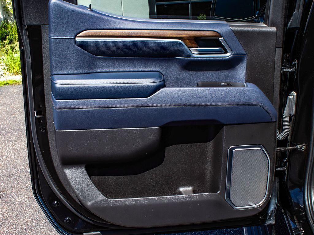 Chevrolet Silverado photo 11