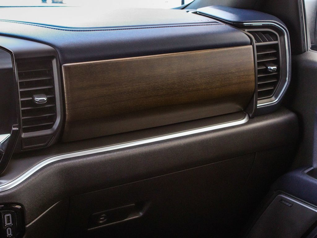 Chevrolet Silverado photo 17