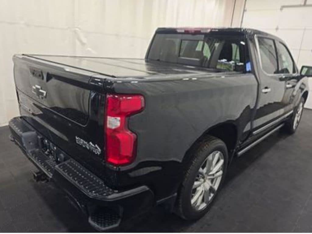 Chevrolet Silverado photo 2