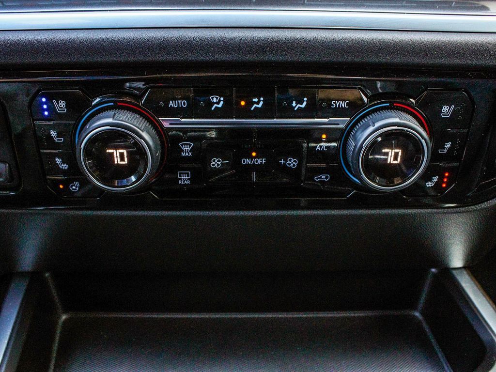 Chevrolet Silverado photo 24