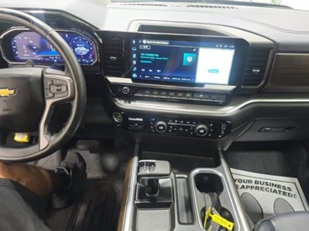 Chevrolet Silverado photo 3
