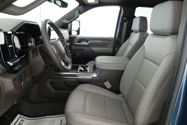 2025 Chevrolet Silverado 3500HD 4WD Crew Cab 159'' LTZ w/ T. Diesel, Premium Pkg, 20,000-lb. Tow - 22927489 - 18
