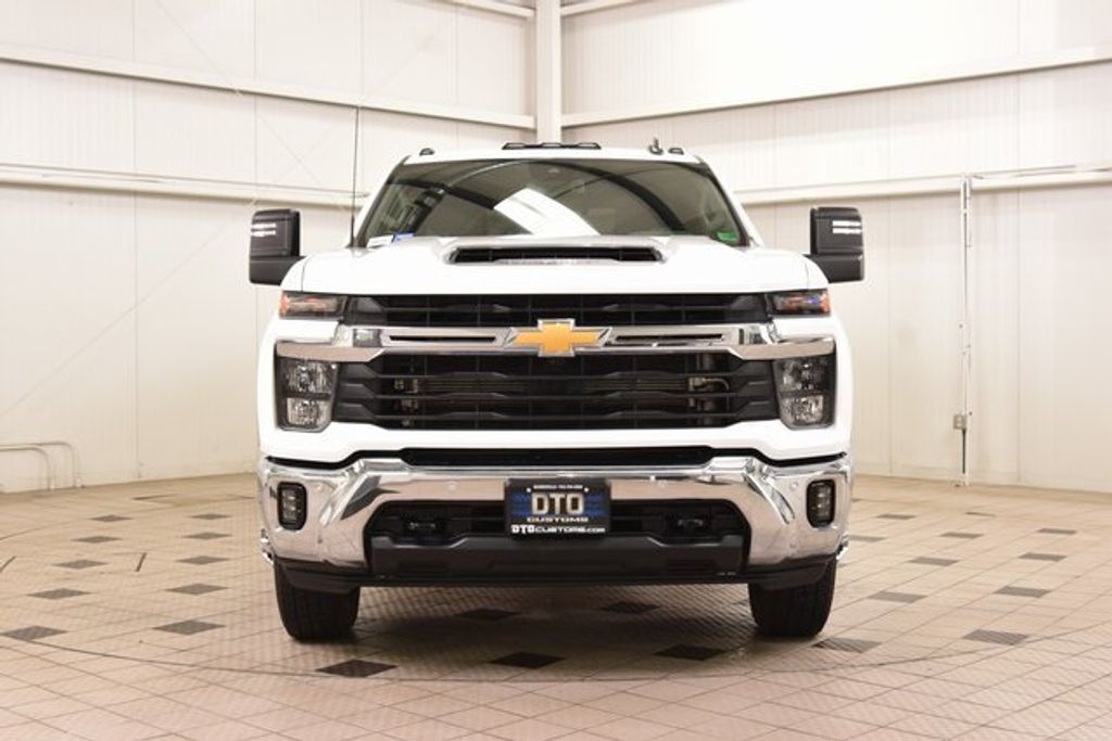 2025 Chevrolet Silverado 3500HD LT photo 2