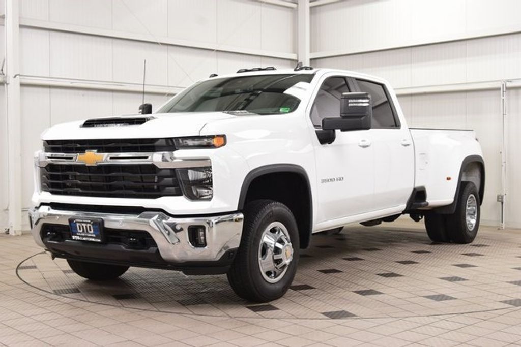 2025 Chevrolet Silverado 3500HD LT photo 3